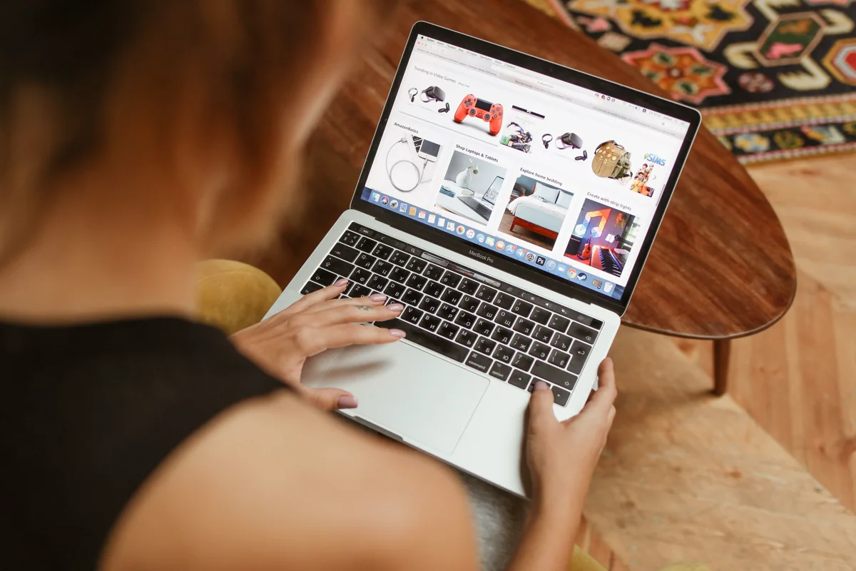 Consultation d’un catalogue de produits sur une boutique en ligne depuis un ordinateur portable.