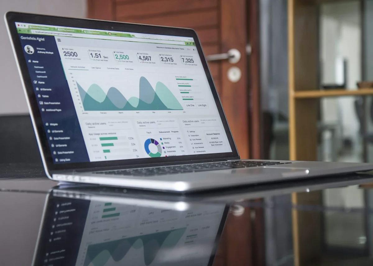 Tableau de bord d’analyse de trafic et de statistiques affiché sur un ordinateur portable.