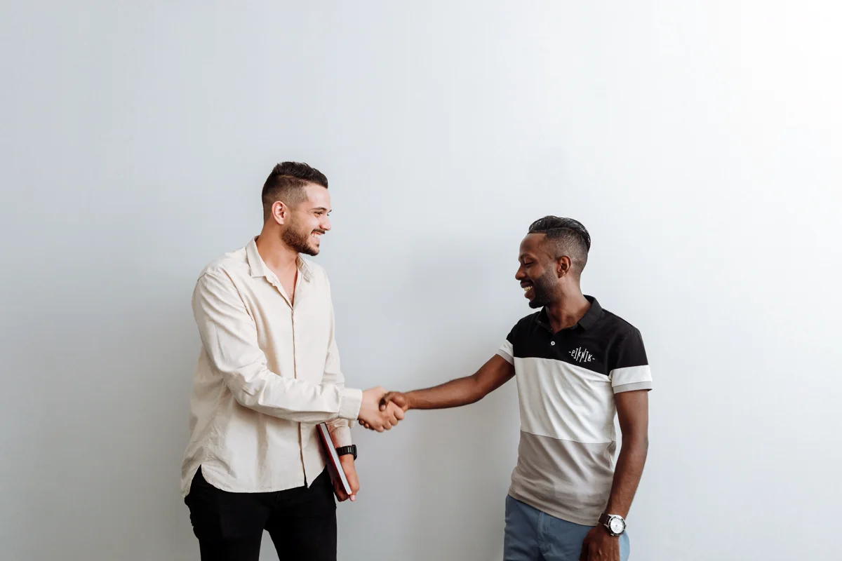 Deux professionnels se serrent la main lors d’une rencontre commerciale.